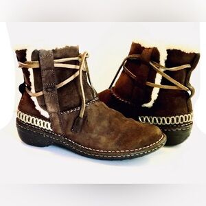 UGG Cove Ankle Boots Size 8 w/ authentic Shearling Lining🩵